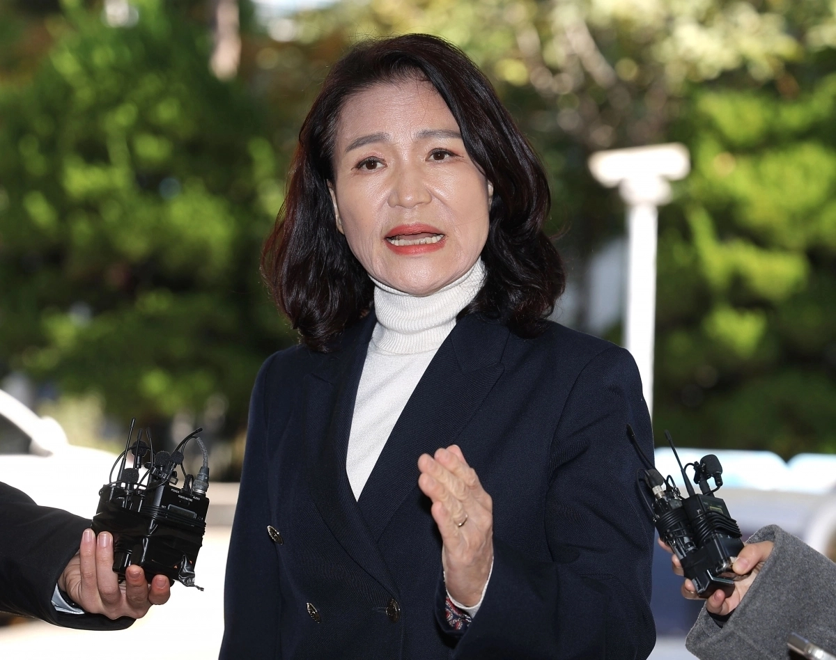 공직선거법 위반 등 혐의를 받는 이진숙 전 방송통신위원장이 27일 서울 영등포경찰서에 조사를 받기 위해 출석하고 있다. 2025.10.27 연합뉴스