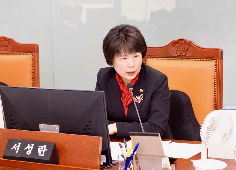 서성란 의원이 17일 열린 2025년 행정사무감사 종합감사에서 건설국을 대상으로 도로점용공사장의 교통소통대책 운영 실태와 시·군 조례 편차 문제를 지적하고 있다.(사진=경기도의회)