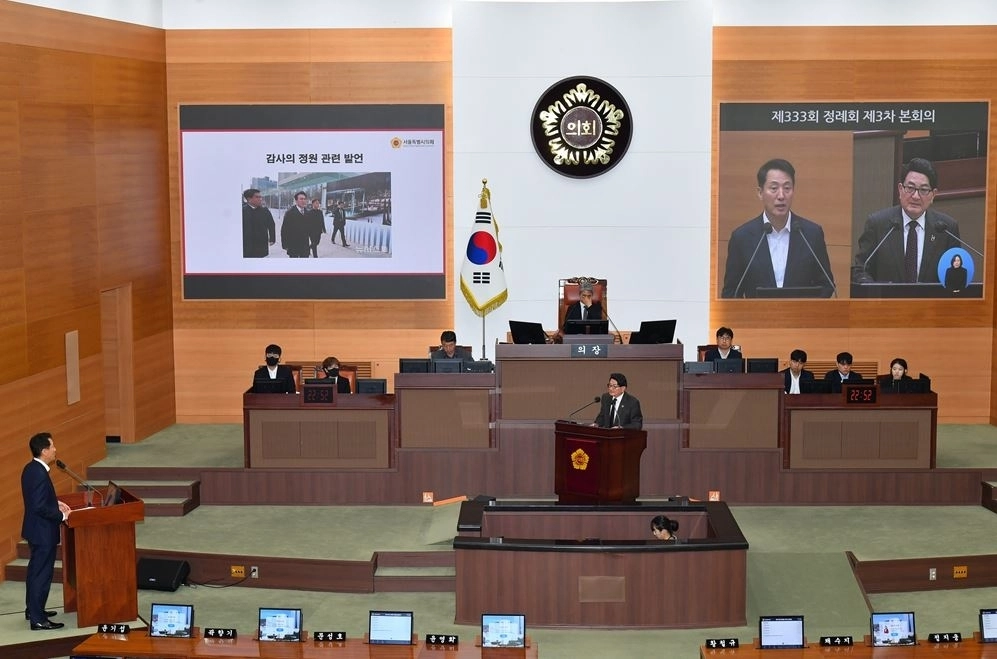 21일 서울시의회 제333회 정례회에서 오세훈 시장에게 질의하는 홍국표 의원