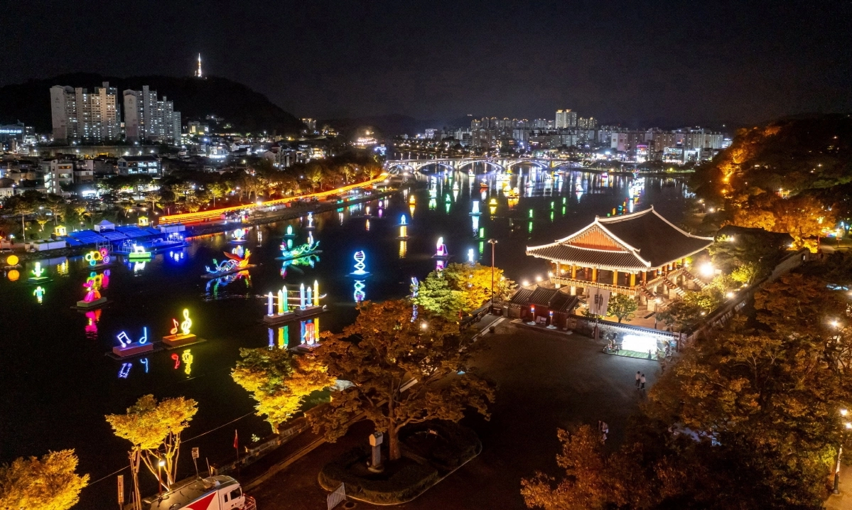 진주남강유등축제가 열리는 진주성, 촉석루와 남강 일대 전경. 서울신문DB