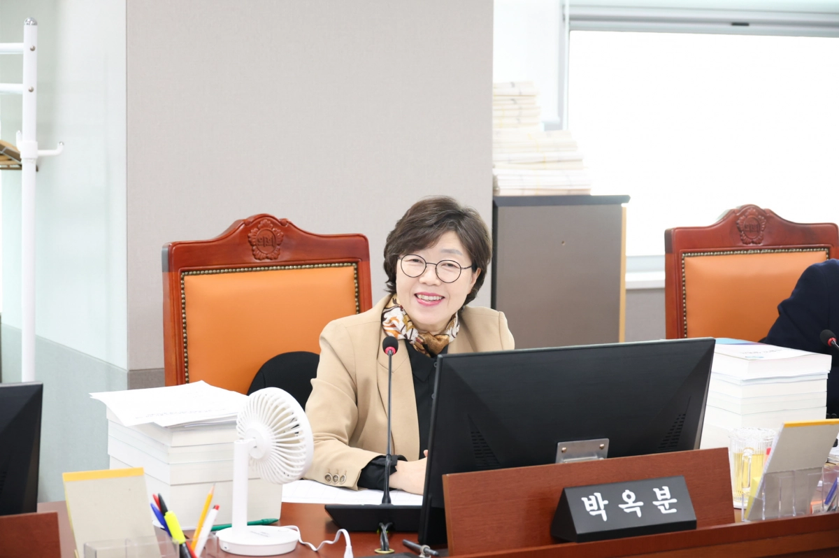 박옥분 의원이 21일 열린 2026년 본예산 심사 및 제3차 추가경정예산 심사를 하고 있다.(사진=경기도의회)