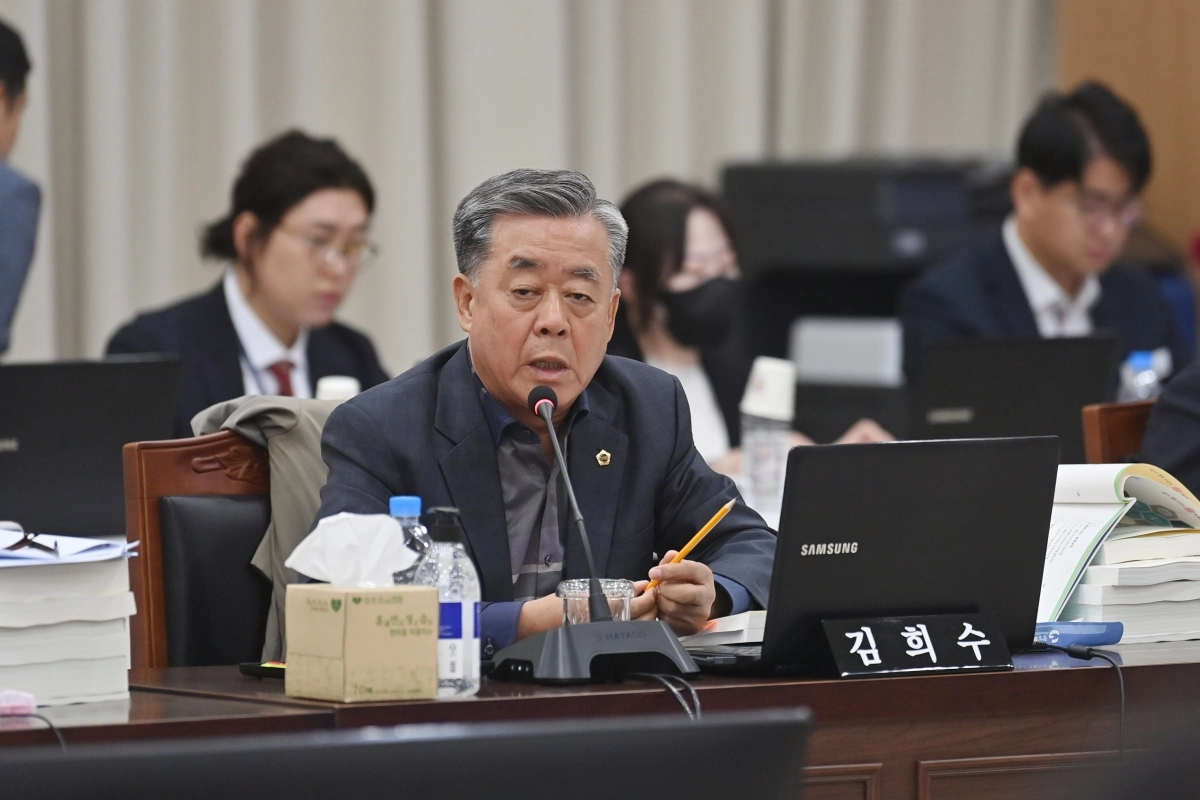 경북도교육청 행정사무감사에서 질의하는 김희수 의원. 경북도의회 제공