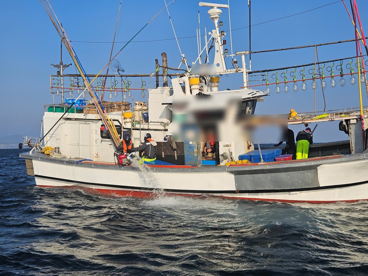 21일 오후 3시 13분쯤 가파도 가파포구 동쪽 1.1㎞ 해상에서 서귀포선적 어선 A호가 침수되고 있어 배수작업을 하고 있다. 서귀포해양경찰서 제공