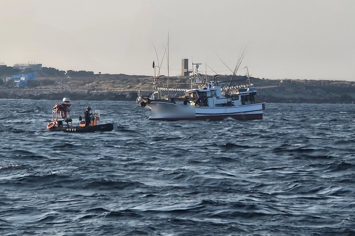 21일 서귀포시 가파도 인근 해상에서 4.39t급 어선(서귀포선적)이 침수되는 사고가 발생했으며 승선원 3명을 모두 구조했다. 서귀포해양경찰서 제공