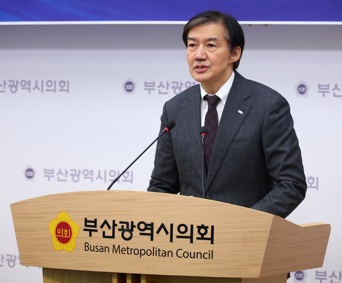 조국 전 조국혁신당 비상대책위원장이 21일 오전 부산 연제구 부산시의회에서 열린 전당대회 출마 당 대표 및 최고위원 후보 기자회견에서 발언하고 있다. 연합뉴스