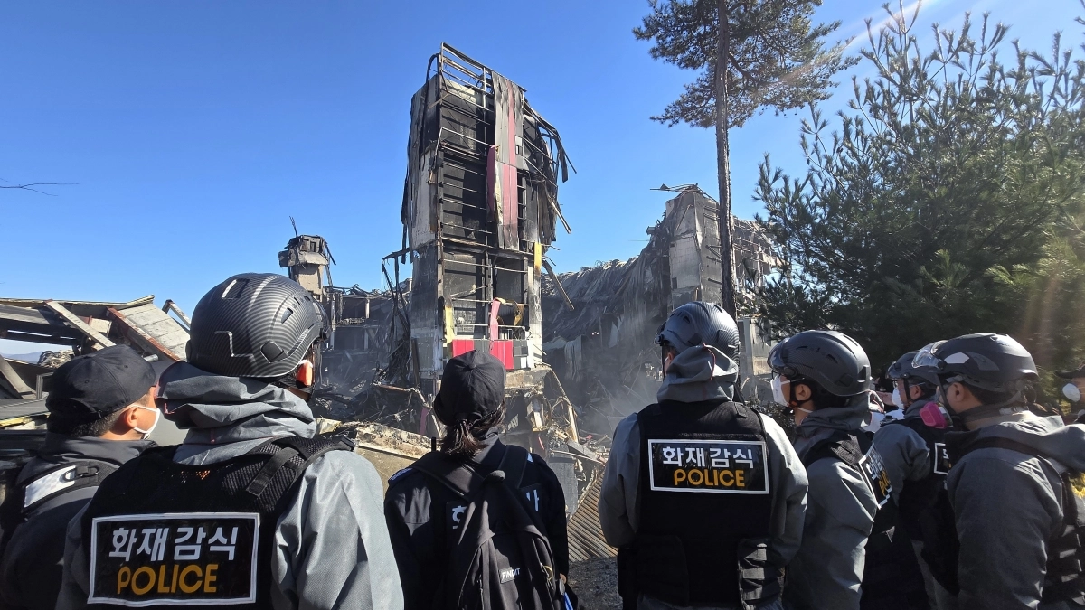 21일 충남 천안시 이랜드패션 물류센터 화재 현장에서 합동감식 참여자들이 무너진 물류센터를 확인하고 있다. 이종익 기자