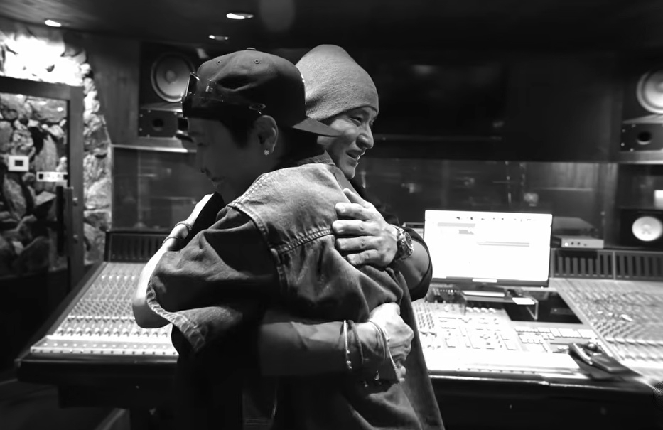 가수 유승준이 저스디스의 새 앨범 수록곡 ‘홈 홈’의 녹음에 참여한 뒤 저스디스와 포옹하고 있다. 자료 : 저스디스 유튜브