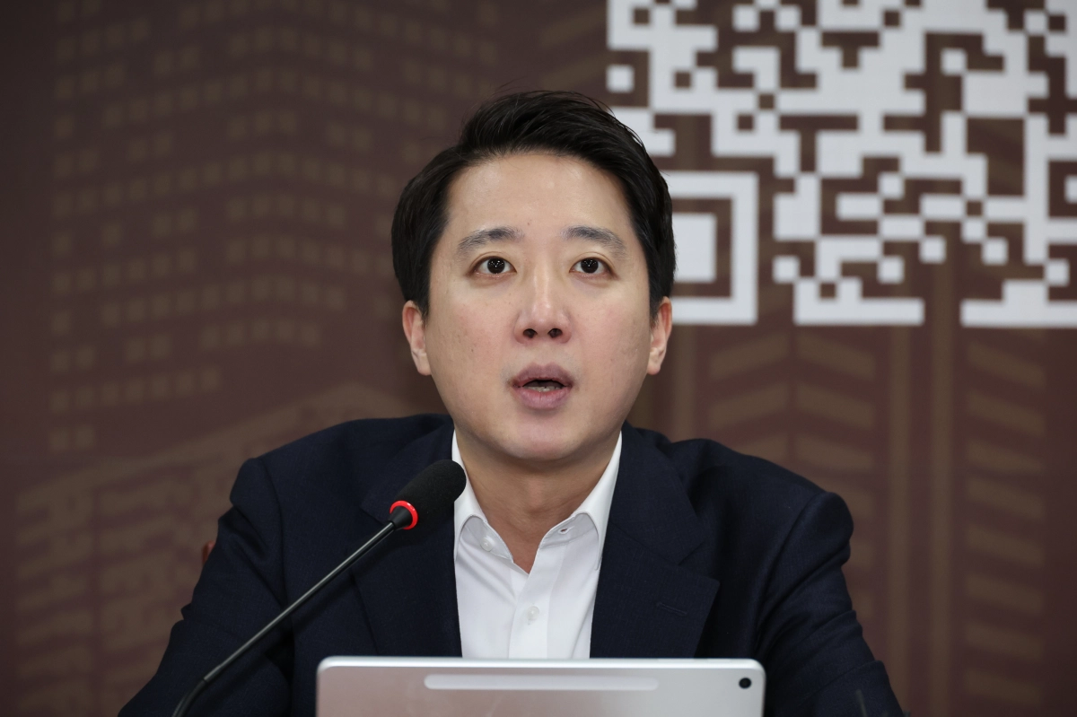 이준석 개혁신당 대표가 17일 오전 서울 여의도 국회에서 열린 최고위원회의에서 발언을 하고 있다. 뉴시스