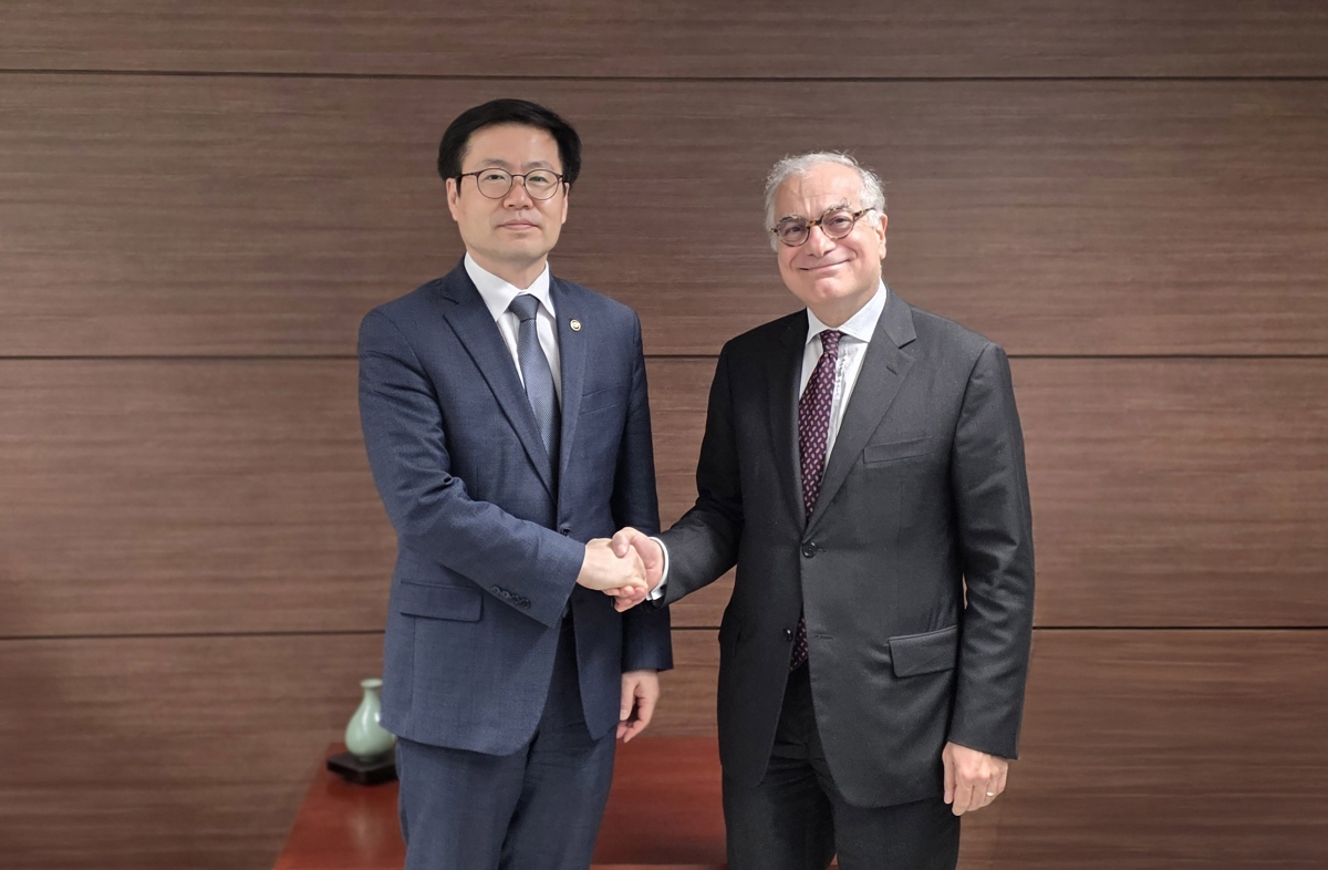 여한구(왼쪽) 산업통상부 통상교섭본부장이 21일 서울 중구 대한상공회의소에서 우고 아스투토 주한 유럽연합(EU) 대사와 만나 기념 촬영하고 있다. 2025. 11. 21. 산업통상부 제공