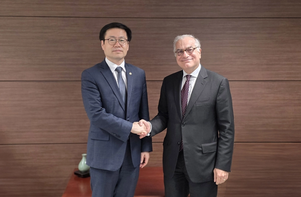 여한구(왼쪽) 산업통상부 통상교섭본부장이 21일 서울 중구 대한상공회의소에서 우고 아스투토 주한 유럽연합(EU) 대사와 만나 기념 촬영하고 있다. 2025. 11. 21. 산업통상부 제공