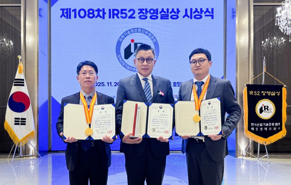 지난 20일 서울 강남구 더 리버사이드 호텔 서울에서 열린 ‘IR52 장영실상’ 시상식에서 송용진(가운데) 두산에너빌리티 사장, 김영득(왼쪽) 수석, 이민복(오른쪽) 수석이 수상 후 기념 촬영하고 있다. 2025. 11. 21. 두산에너빌리티 제공