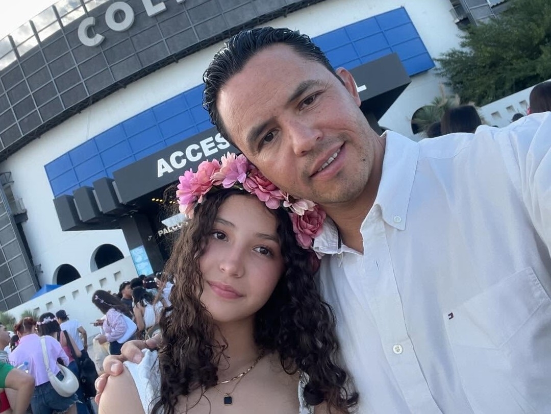 지난 9월 가슴 확대 수술을 받은 후 사망한 14세 소녀 팔로마 니콜 아레야노 에스코베도가 생전 그의 친부 카를로스 아레야노와 함께 찍은 사진. 카를로스 아레야노 인스타그램 캡처