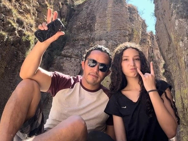 지난 9월 가슴 확대 수술을 받은 후 사망한 14세 소녀 팔로마 니콜 아레야노 에스코베도가 생전 그의 친부 카를로스 아레야노와 함께 찍은 사진. 카를로스 아레야노 인스타그램 캡처