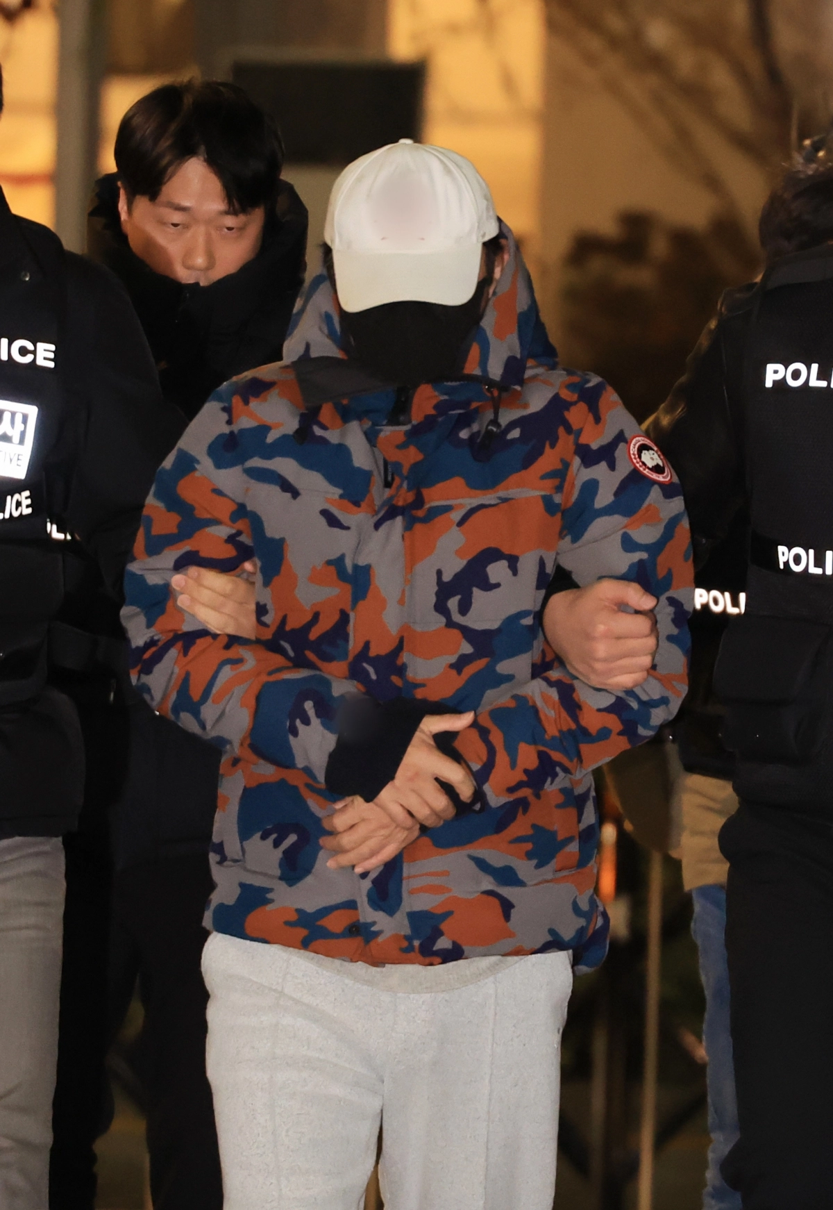 압수수색 과정에서 도주한 도이치모터스 주가조작 사건 공범 이모씨가 20일 충북 충주의 한 휴게소에서 체포, 서울 광화문 민중기 특별검사팀(김건희특검) 조사실로 압송되고 있다. 2025.11.20 연합뉴스