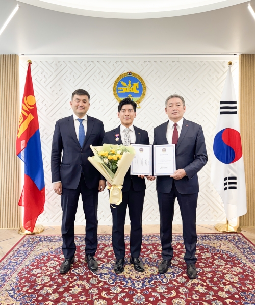 냠다와깅 후랄바타르 몽골 대통령 수석고문이 주한 몽골대사관에서 정사무엘 한문화진흥협회 회장에게 몽골 대통령 훈장을 공식 수여한 뒤 기념촬영을 하고 있다. 왼쪽부터 수흐볼드 주한 몽골대사, 정사무엘 회장, 후랄바타르 수석고문.  [한문화진흥협회 제공]