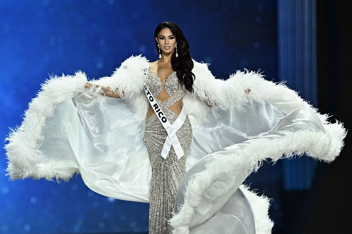 푸에르토리코 대표 자셸리 앨리스 리베라가 21일(현지시간) 태국 논타부리에서 열린 제74회 미스 유니버스 결승전에서 무대 위에 올라 포즈를 취하고 있다. 2025.11.21 AFP 연합뉴스