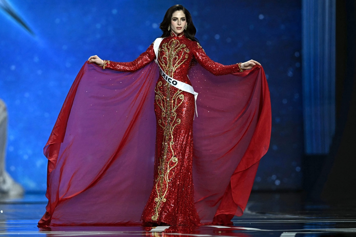 멕시코 대표 파티마 보쉬 페르난데스가 21일(현지시간) 태국 논타부리에서 열린 제74회 미스 유니버스 결승전에서 무대 위에 올라 포즈를 취하고 있다. 2025.11.21 AFP 연합뉴스