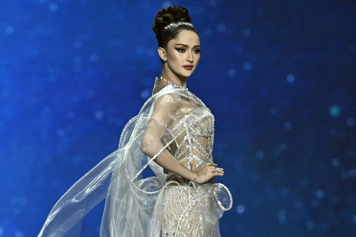 필리핀 대표 아티사 마날로가 21일(현지시간) 태국 논타부리에서 열린 제74회 미스 유니버스 결승전에서 무대 위에 올라 포즈를 취하고 있다. 2025.11.21 AFP 연합뉴스