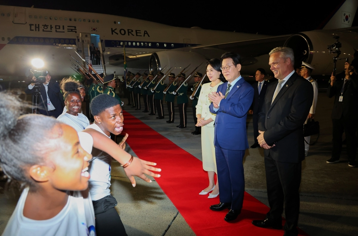 환영 공연 지켜보는 이재명 대통령