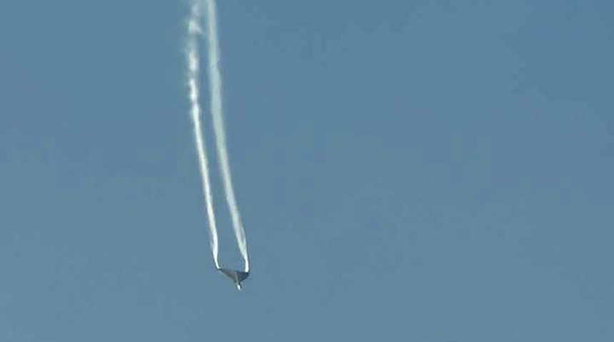 21일(현지시간) 아랍에미리트(UAE)에서 열린 두바이 에어쇼에서 인도 공군의 테자스 전투기가 추락하고 있다. 2025.11.21. 연합뉴스