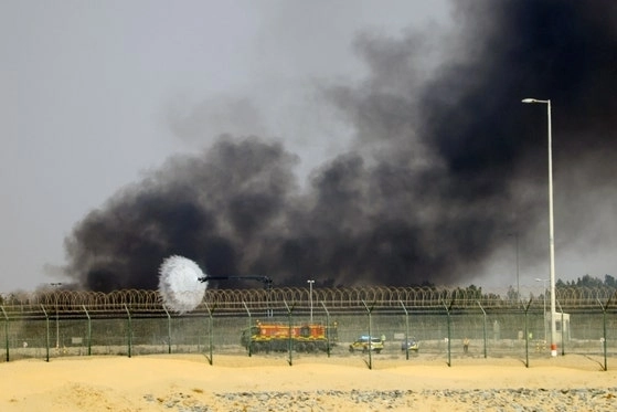 21일(현지시간) 아랍에미리트(UAE)에서 열린 두바이 에어쇼에서 인도 공군의 테자스 전투기가 추락한 뒤 화재로 검은 연기가 치솟고 있다. 2025.11.21. 연합뉴스