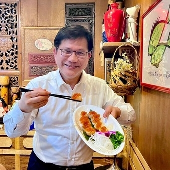 린자룽 대만 외교부장은 엑스(X)에 “오늘 밤은 제가 한턱 내며 직원들의 노고를 위로했다. 일본산 가리비를 큰 접시로 주문했다”고 했다. 린자룽 대만 외교부장 X 캡처