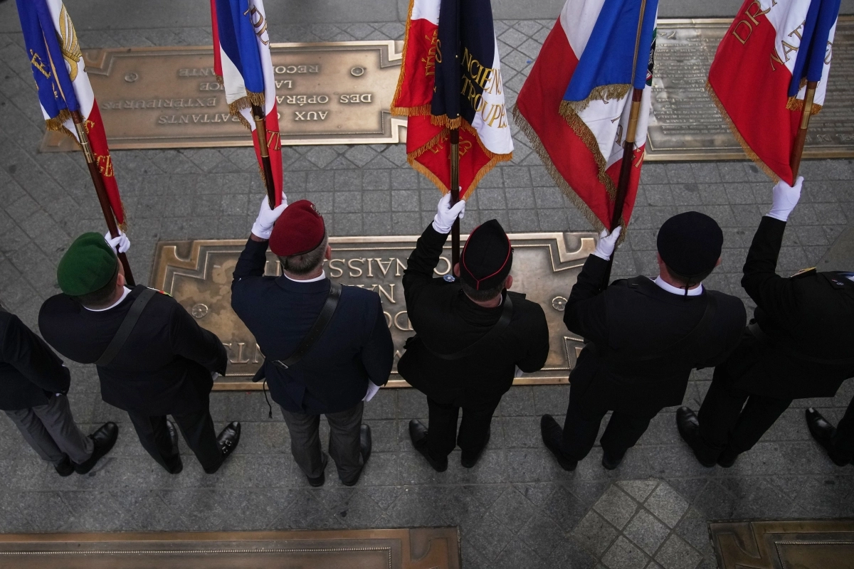 제1차 세계대전 종전을 알리는 1918년 11월 11일 휴전 협정 107주년 기념 행사에 앞서 프랑스 참전용사들이 파리 개선문 앞에 프랑스 국기를 들고 서 있다. 2025.11.11 파리 AP 연합뉴스