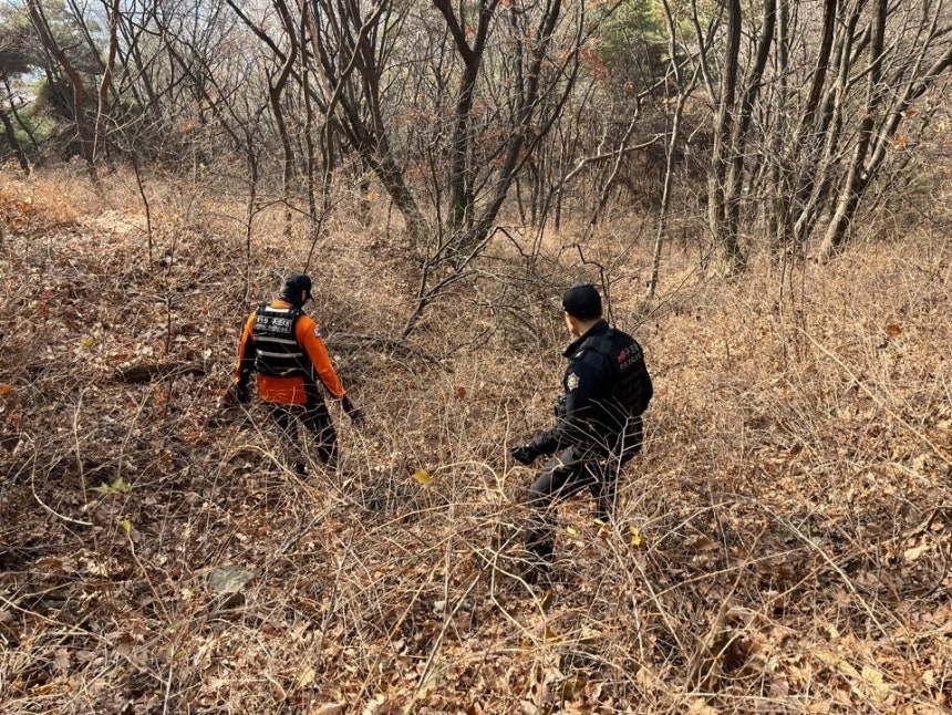20일 오후 5시 48분쯤 인천 계양산에서 구조를 요청하는 신고가 접수된 뒤 소방당국이 수색 작업 중이다. 인천소방본부 제공