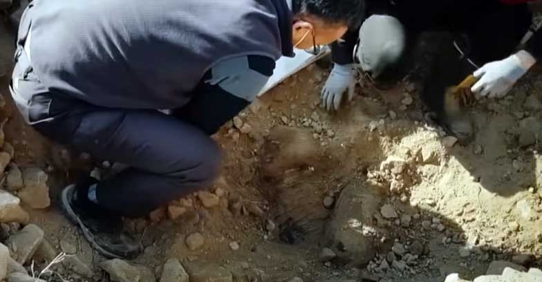 경찰이 A씨가 암매장된 곳에서 시신을 찾는 장면  사진-E채널 용감한 형사들 캡처