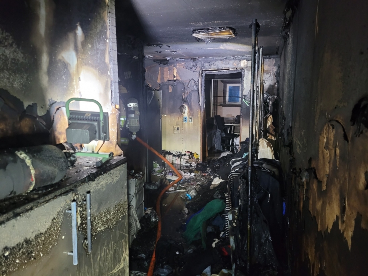 불에 탄 주택 내부. 2025.11.22. 경남소방본부 제공