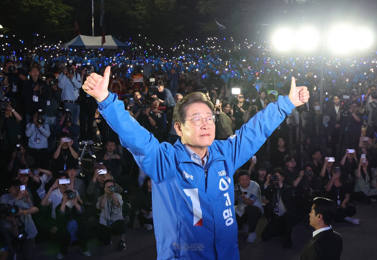 이재명 더불어민주당 대선 후보가 대선을 하루 앞둔 2일 서울 여의도공원 문화의마당에서 열린 마지막 유세에서 엄지손가락을 들어 ‘기호 1번’을 표시하며 지지를 호소하고 있다.   2025.6.2 홍윤기 기자
