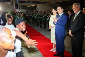 [포토] 남아공 도착한 李대통령 부부