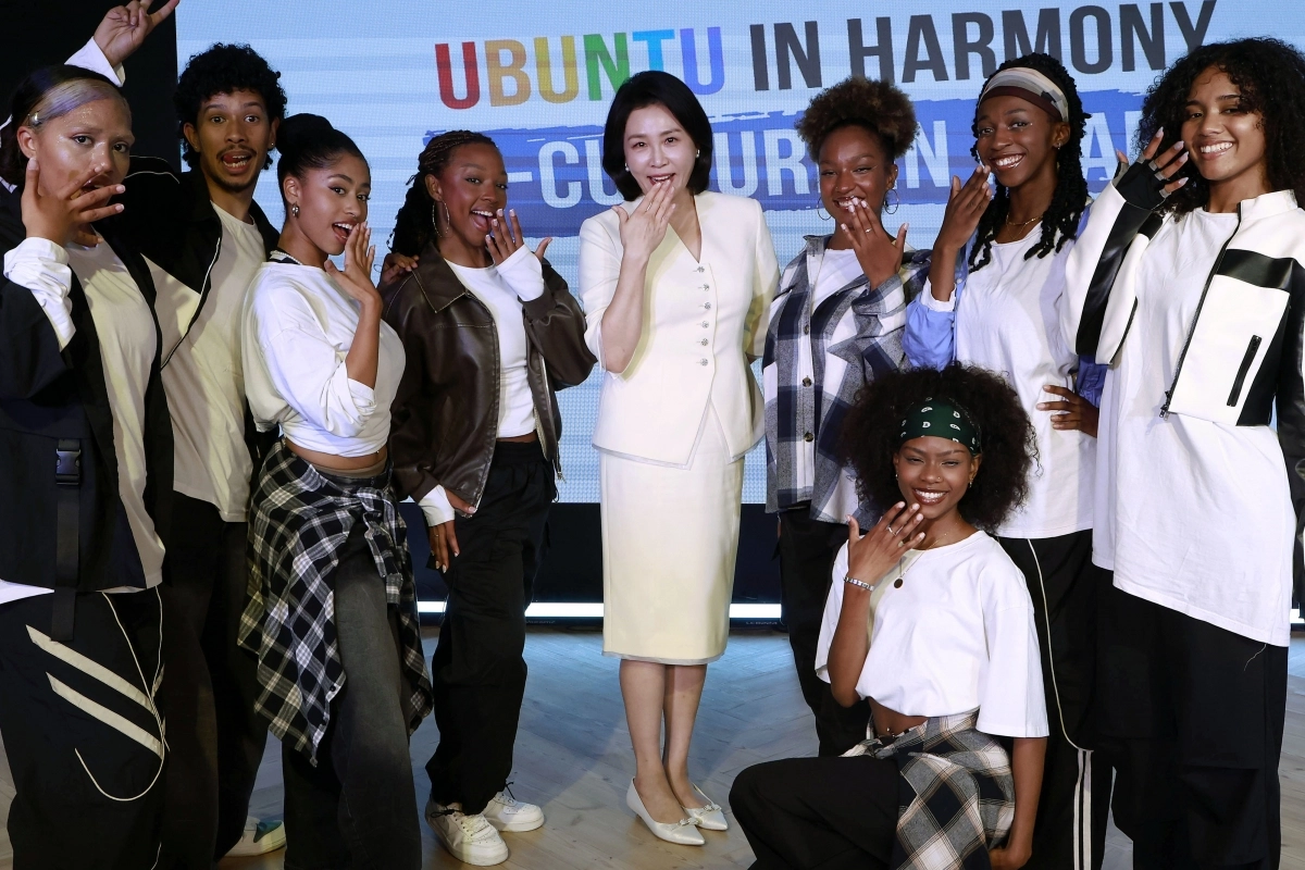 김혜경 여사, ‘남아공 K팝 공연팀과 함께’