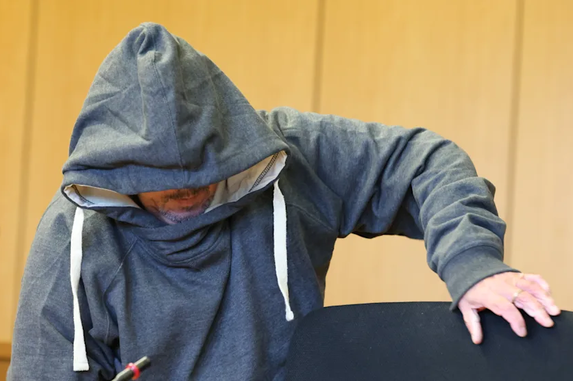 10년 넘게 아내에게 약물을 투여하고 남성 수십명으로부터 성적 학대를 당하게 한 스페인 출신 남성 페르난도 S(61)가 지난 4일(현지시간) 독일 노르트라인베스트팔렌주 아헨 지방법원에 열린 재판에 출석하고 있다. 빌트 홈페이지 캡처