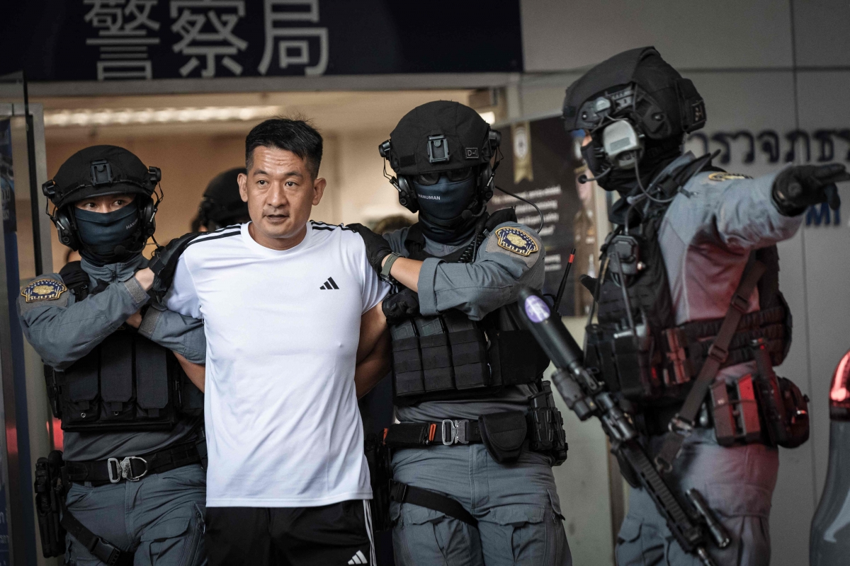 미얀마에서 범죄 단지를 만든 불법 온라인 도박계 거물인 중국 출신 서즈장(왼쪽 두 번째)이 지난 12일 태국 방콕 수완나품 공항에서 중국 측에 인도되고 있다. AFP 연합뉴스