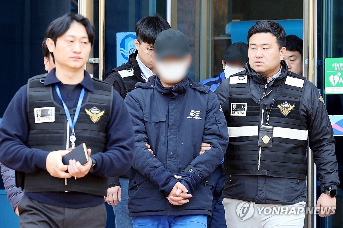 대형 카페리 여객선 퀸제누비아2호를 좌초시켜 탑승객들을 다치게 한 혐의(중과실치상)를 받는 일등항해사와 인도네시아 국적 조타수가 22일 광주지방법원 목포지원에서 열린 영장실질심사를 마친 뒤 법정 밖으로 나오고 있다. 연합뉴스.