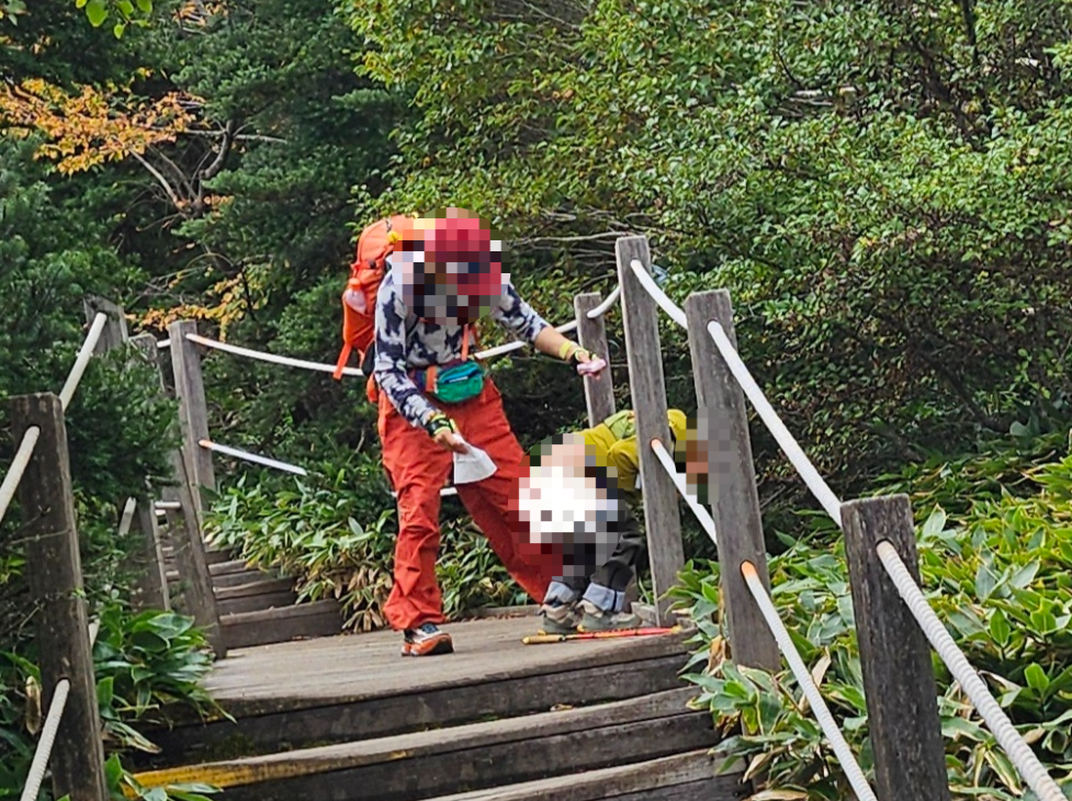 제주 한라산 등산로에서 중국인으로 추정되는 관광객이 어린아이의 용변을 보게 했다는 목격담이 올라왔다. 사진은 목격자가 공개한 사진. 한라산국립공원 홈페이지 캡처