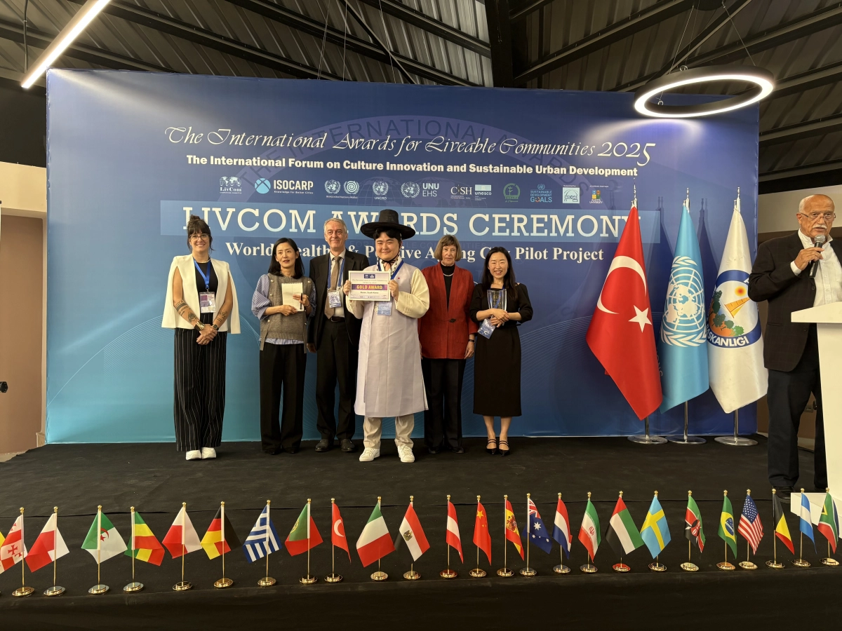 2025 리브컴 어워즈에서 부산시가 도시 종합부문 금상을 받고 있다. 부산시 제공.