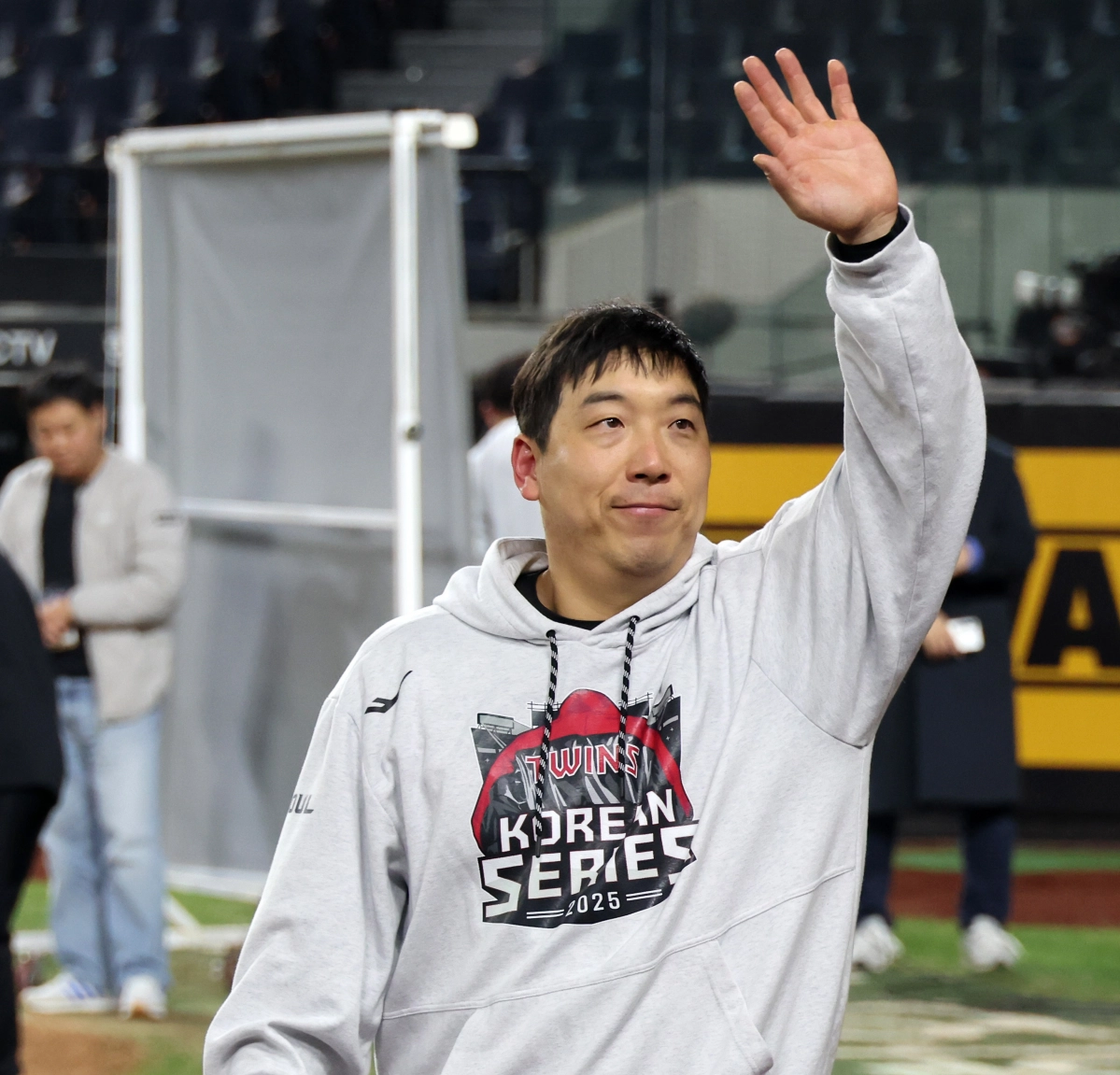 LG 트윈스 김현수가 30일 대전한화생명볼파크에서 열린 2025 KBO 한국시리즈 4차전 한화 이글스와의 원정 경기에서 승리한 뒤 팬들에게 인사하고 있다. 대전 연합뉴스