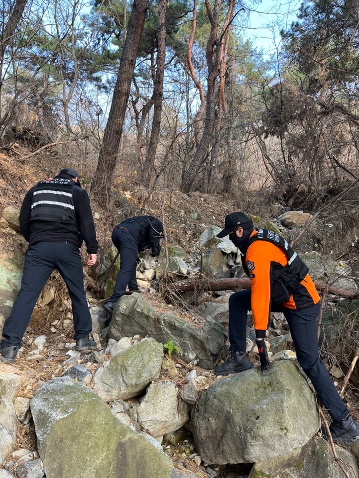 경찰·소방, 계양산 수색 장면. 인천소방본부 제공