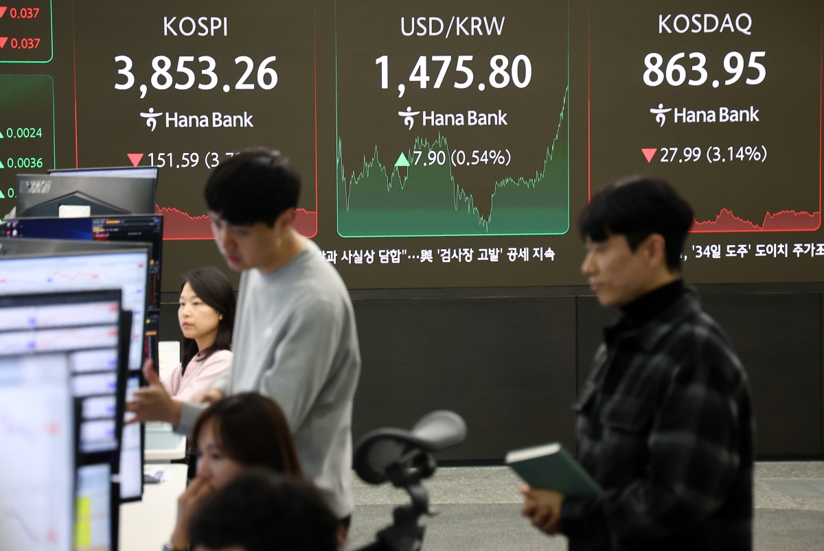 코스피가 전장보다 151.59포인트(3.79%) 하락한 3853.26에 장을 마친 21일 서울 하나은행 본점 딜링룸에서 딜러들이 업무를 보고 있다. 연합뉴스