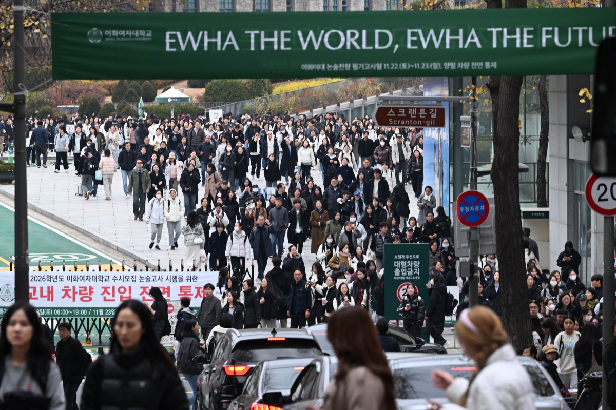 23일 서울 서대문구 이화여자대학교에서 2026학년도 수시모집 논술고사를 마친 수험생들이 고사장을 빠져나오고 있다. 2025.11.23 홍윤기 기자