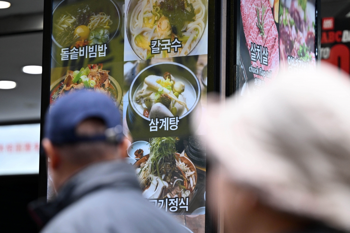 23일 서울 중구 명동거리의 한 식당 앞에 메뉴 안내판이 설치돼 있다. 2025.11.23 홍윤기 기자
