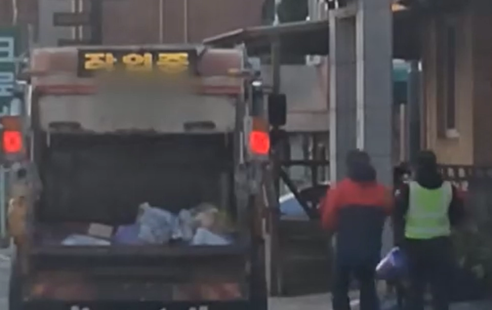 강원 양양군 7급 운전직 공무원이 환경미화원들을 폭행하는 등 지속적으로 괴롭혀 왔다는 의혹이 제기됐다. 해당 공무원은 환경미화원들을 청소차에 태우지 않은 채 먼저 출발해 달리게 하는 방법으로 괴롭혔다고 한다. MBC 보도 화면 캡처