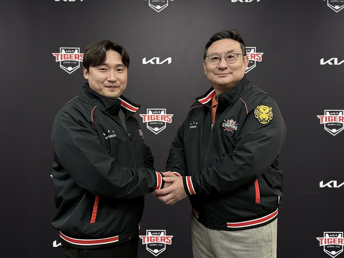 자유계약선수(FA) 이준영이 22일 KIA 타이거즈와 총액 12억 원에 합의한 뒤 심재학 단장과 악수하고 있다. KIA 타이거즈 제공