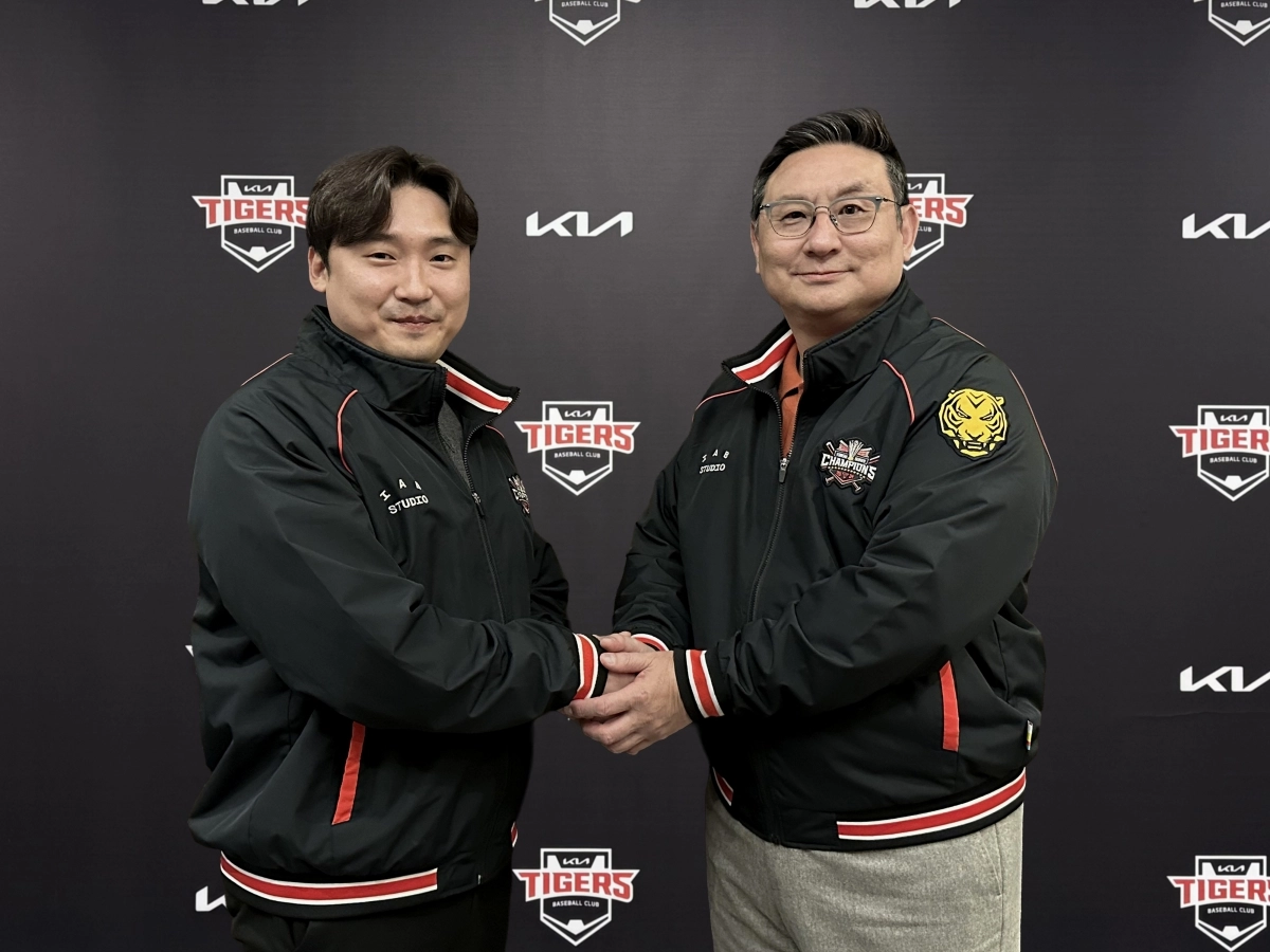자유계약선수(FA) 이준영이 22일 KIA 타이거즈와 총액 12억 원에 합의한 뒤 심재학 단장과 악수하고 있다. KIA 타이거즈 제공