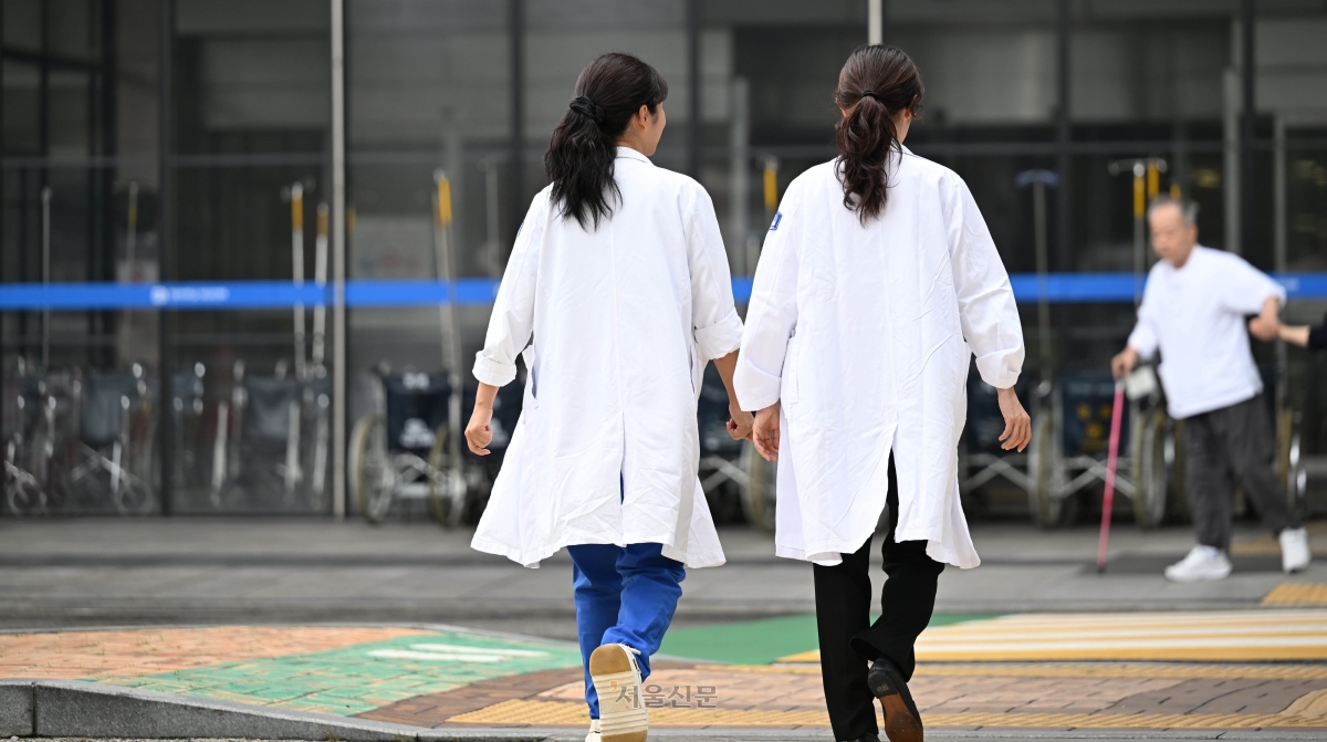 서울 시내 한 대형병원에서 의료진이 이동하고 있다.  홍윤기 기자