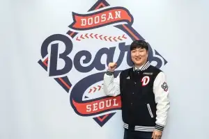 삼성 홈런 1위 만들고 9위 두산행…‘국민 우익수’ 이진영 타격코치, 김원형 감독과 재회