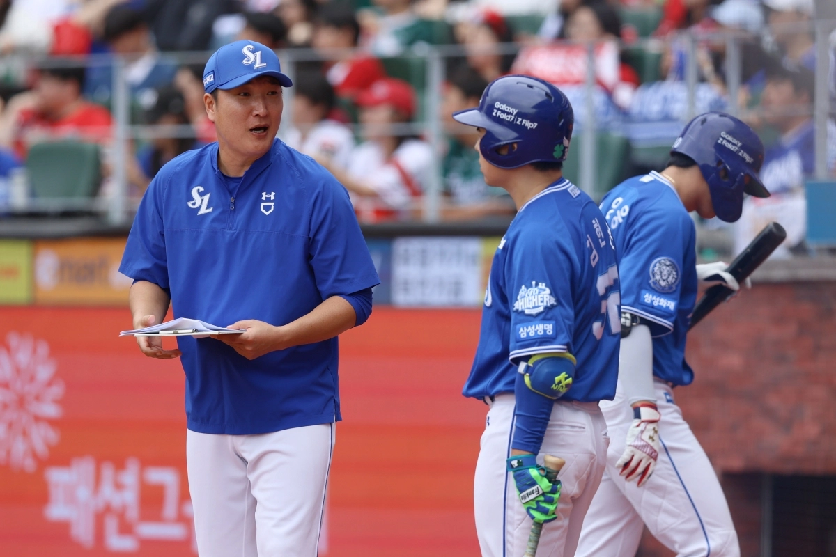 이진영 삼성 라이온즈 코치가 지난달 11일 인천 SSG랜더스필드에서 열린 2025 KBO 준플레이오프 2차전 SSG 랜더스와의 원정 경기에서 김헌곤과 대화하고 있다. 삼성 라이온즈 제공