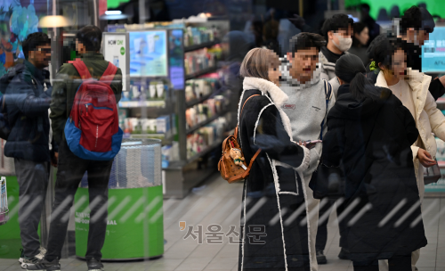 23일 서울 중구 명동의 한 화장품 편집숍을 찾은 외국인 관광객들이 다양한 브랜드의 화장품이 진열된 매장 안을 둘러보고 있다. 홍윤기 기자